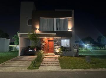 Casa · 130m² · 3 Ambientes · 2 Cocheras · Venta Casa Barrio Cerrado - Apto Credito