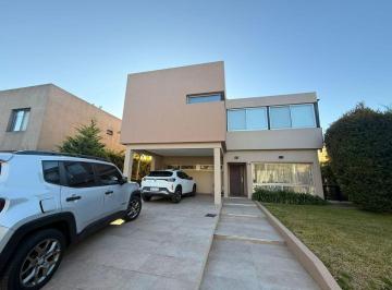 Casa de 6 ambientes, Berazategui · Casa en Venta 6 Ambientes en Altos de Hudson 1 - Impecable