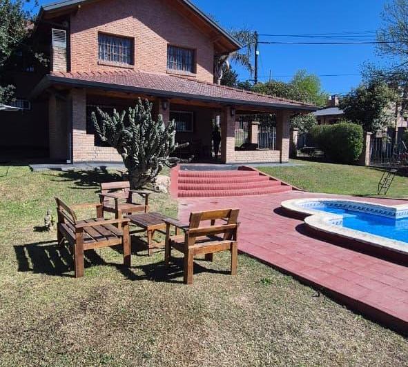 Casa · 225m² · 4 Dormitorios · 2 Cocheras