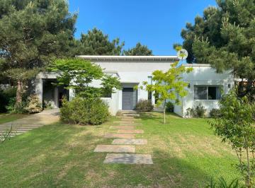 Casa · 140m² · 4 Ambientes · 1 Cochera · Casa en Zona Alamos