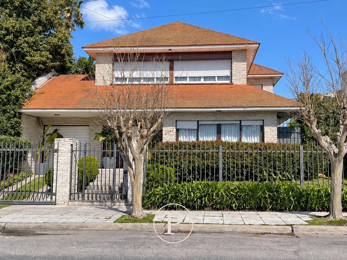 Chalet en venta reciclado, 5 amb, 316m² con jardín — Chauvín