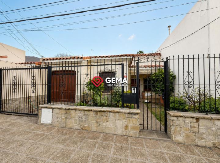 Casa · 320m² · 8 Ambientes · 1 Cochera