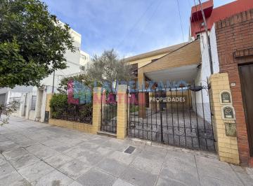 Casa · 193m² · 5 Ambientes · 1 Cochera · Alquiler – Casa 5 Ambientes con Jardín, Garage, Patio, Parrilla y Balcón en Saavedra