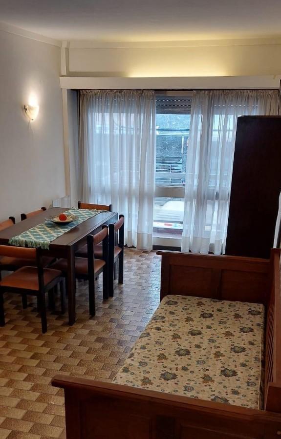 Alquiler de departamento 2 ambientes a la calle con balcón saliente