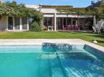 Casa · 264m² · 5 Ambientes · 2 Cocheras · Casa en Alquiler Temporario en Las Liebres, Capacidad 6 Personas con Pileta