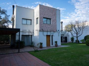 Casa · 220m² · 6 Ambientes · 2 Cocheras · Casa en Venta en Gonnet