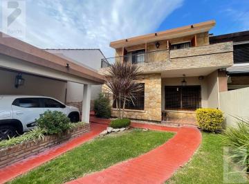 Casa · 250m² · 4 Ambientes · 1 Cochera · En Venta Chalet 4 Ambientes con Parque, Ituzaingo Norte!
