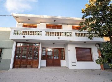 Casa · 305m² · 10 Ambientes · 3 Cocheras · Exclusiva Casa en Venta con Quincho y Pileta