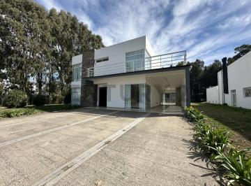 Casa · 371m² · 5 Ambientes · 3 Cocheras · Alquiler Casa 5 Ambientes con Dependecia /pileta