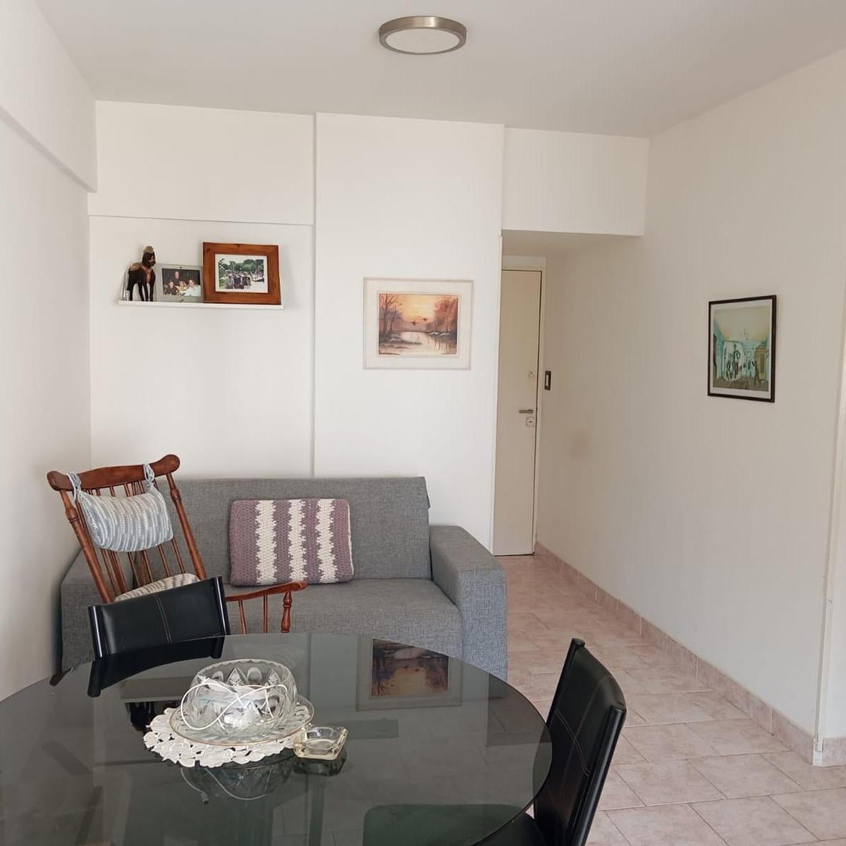 Departamento de 2 ambientes al contrafrente. Ubicado sobre calle Moreno al 2500