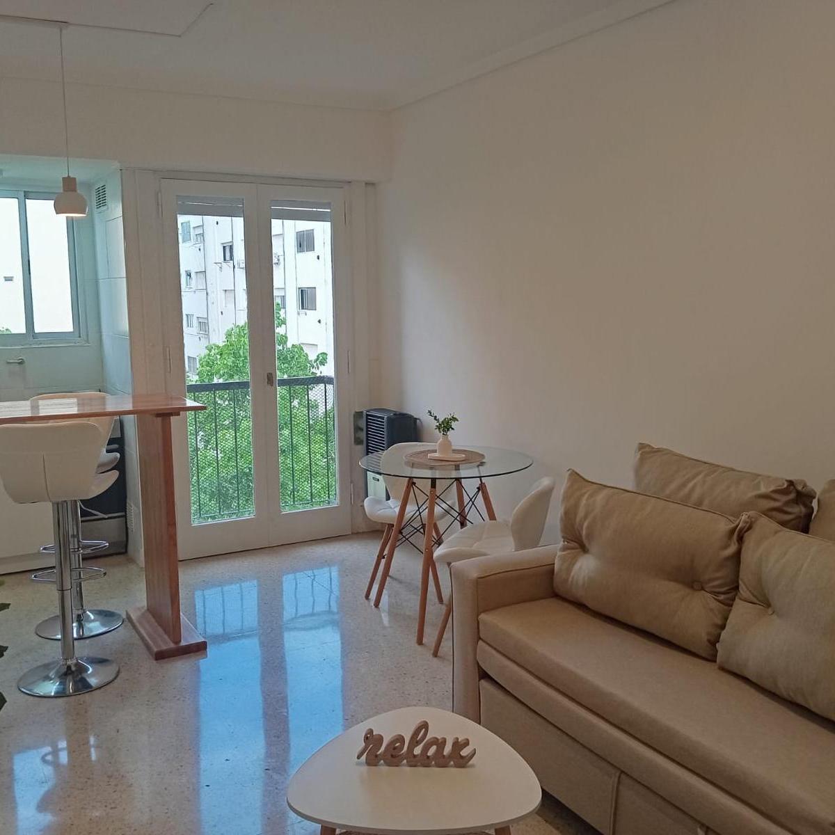 Venta de departamento de 1 ambiente, al frente. Ubicado sobre calle Falucho al 2100.