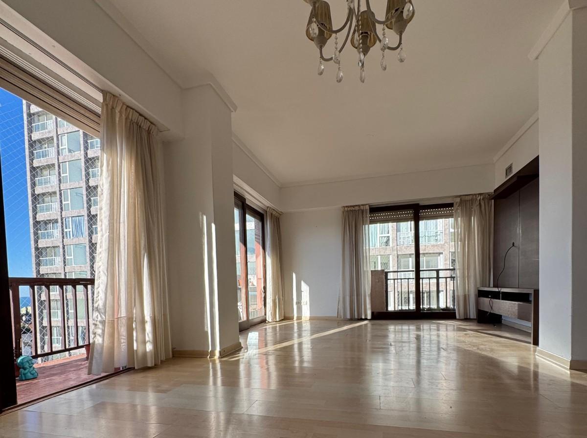 Venta de departamento de 4 ambientes, a la calle, con balcón corrido y vista al mar