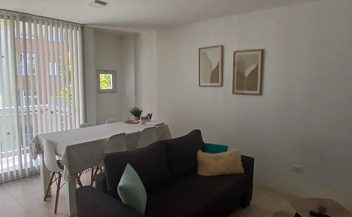Venta de departamento de 2 ambientes, a la calle, con balcón saliente