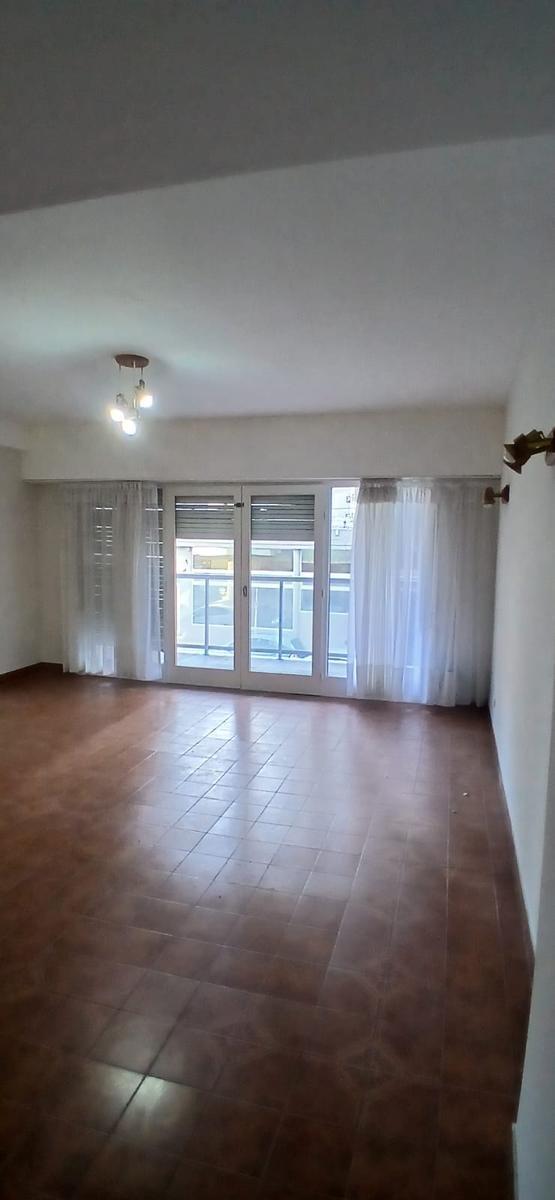 Venta de piso de 4 ambientes con dependencia, a la calle con balcón corrido