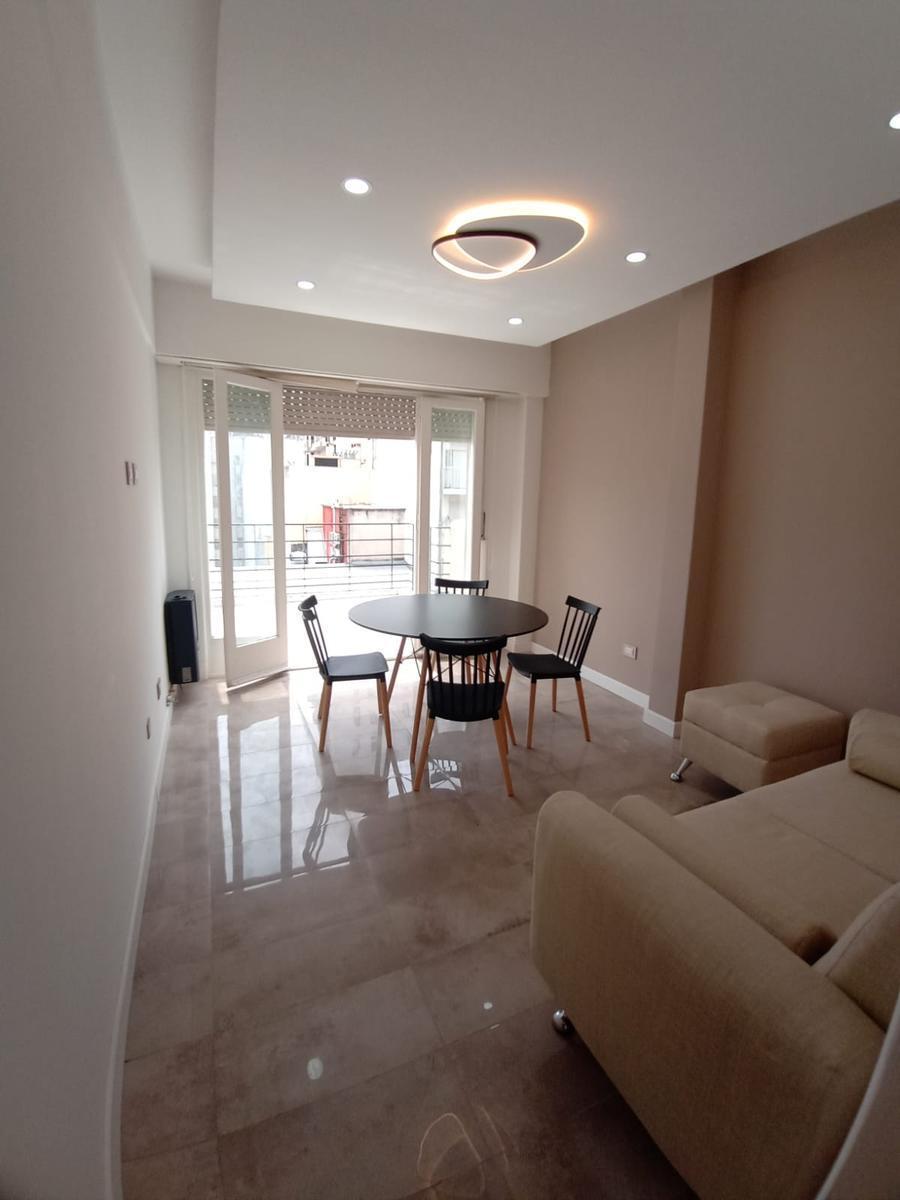 Venta de departamento, 3 ambientes, a la calle con balcón terraza