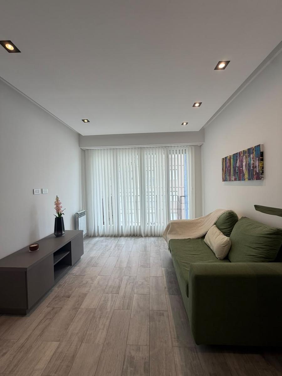 Venta de departamento de 2 ambientes con dependencia, a la calle con balcón saliente