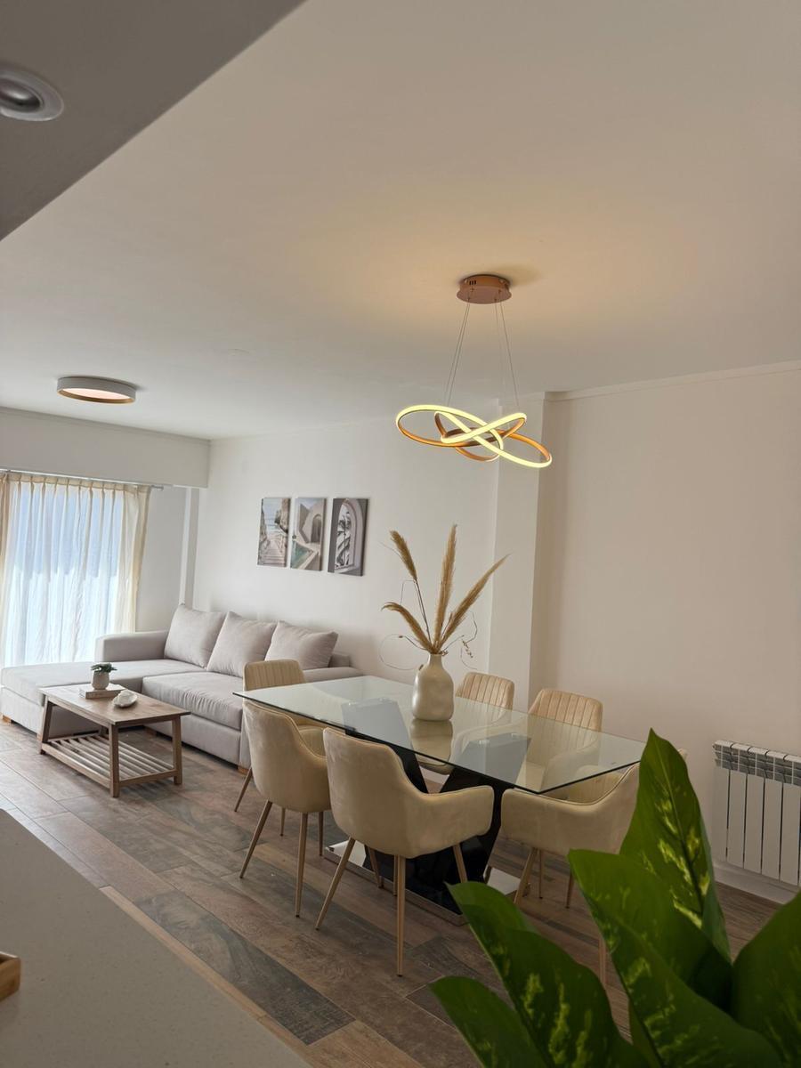 Venta de departamento 4 ambientes a la calle, con balcón, y espacio de cochera. Reciclado!!