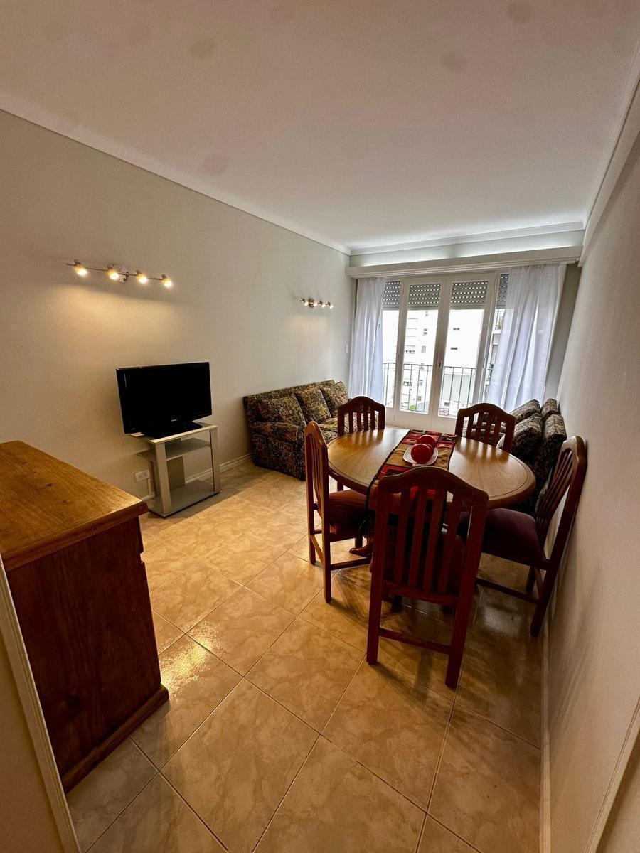 Venta de departamento, 2 ambientes con dependencia, a la calle con balcón
