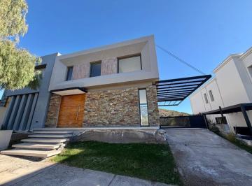 Casa · 220m² · 5 Ambientes · 1 Cochera · Casa en Venta B° Dalvian 3 Dorm.