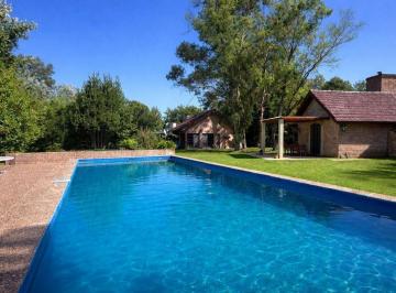 Casa · 266m² · 5 Ambientes · 2 Cocheras · Venta Chalet 5 Amb Pileta Jardin en El Moro
