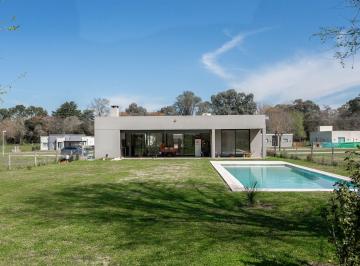 Casa · 128m² · 4 Ambientes · 2 Cocheras · Casa en Venta Barrio Las Calandrias con Pileta