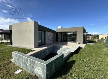 Casa · 217m² · 4 Ambientes · 2 Cocheras · Casa en Alquiler Barrio Rumenco Joven