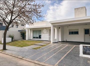Casa · 300m² · 6 Ambientes · 2 Cocheras · Casa a La Venta Claros del Bosque 3 Dorm