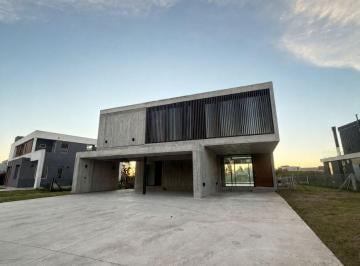 Casa de 4 ambientes, Ezeiza · Casa a Estrenar en Terralagos | 3 Suites, Piscina y 375 m²