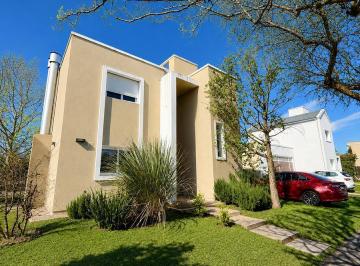 Casa · 510m² · 5 Ambientes · 2 Cocheras · Vende Casa en B° Cerrado San Alfonso del Talar 3 Dor Frente Espacio Verde Apta Credito