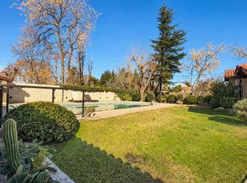 Casa · 300m² · 8 Ambientes · 3 Cocheras · Excelente Casa en Venta en Chacras de Coria: Gran Jardín, Pileta, Quincho y Departamento Extra