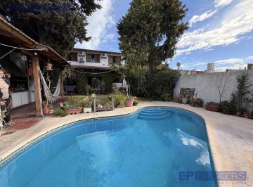 Casa · 180m² · 5 Ambientes · 2 Cocheras · Casa en Venta 5 Ambientes Parque y Pileta Gran Zona