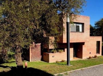 Casa · 137m² · 10 Ambientes · 2 Cocheras · Venta Casa en Housing H14 V. Allende