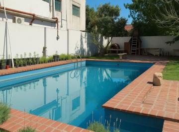 Casa · 197m² · 5 Ambientes · 2 Cocheras · Venta Casa 5 Amb/c/ Pileta Hurlingham Apto Credito