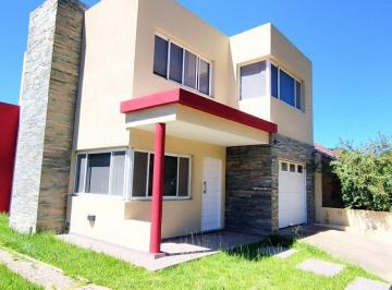 GIA-GI1-2859_2 · Venta Moderna Casa 4 Amb en Barrio Hipocampo V. Gesell