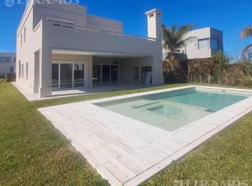 Casa · 227m² · 5 Ambientes · 4 Cocheras · Casa en Araucarias Mb