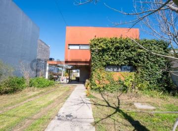 Casa · 130m² · 2 Ambientes · 2 Cocheras · Casa en Venta en Gonnet con Parque