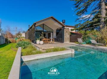 Casa · 630m² · 3 Ambientes · Casa Estilo Moderno Lindero Al Golf Los Acantilados