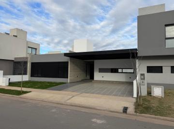 Casa · 180m² · 6 Ambientes · 2 Cocheras · Venta Casa en Planta Baja de 3 Dorm. San Ignacio Village