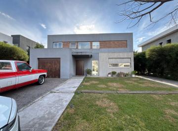 Casa de 5 ambientes, Quilmes · Casa 5 Ambientes con Salida Al Canal en Venta