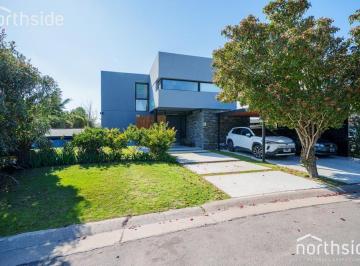 Casa · 280m² · 5 Ambientes · 2 Cocheras · Casa en Venta en B° Lagos del Norte