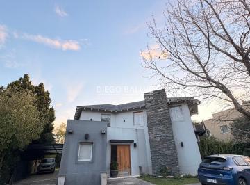 Casa · 276m² · 6 Ambientes · 8 Cocheras · La Caballeriza - Casa en Venta de 5 Dorm.