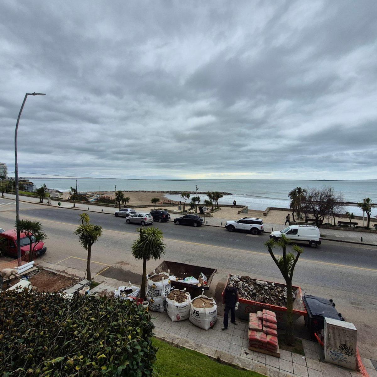 Departamento de 2 ambientes con espacio de cochera, frente a Playa Varese