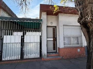 PH · 42m² · 2 Ambientes · 1 Cochera · Alquiler PH 2 Ambientes con Patio y Cochera Cubierta