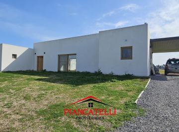 Casa · 195m² · 4 Ambientes · 3 Cocheras · Casa en Venta en Everlinks Golf Country Club, Luján con 3 Habitaciones