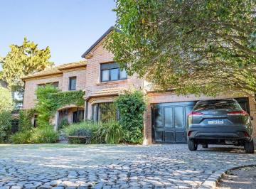 Casa · 1368m² · 7 Ambientes · 1 Cochera · Casa de Estilo Ingles de 3 Dorm. en Aldea Fisherton