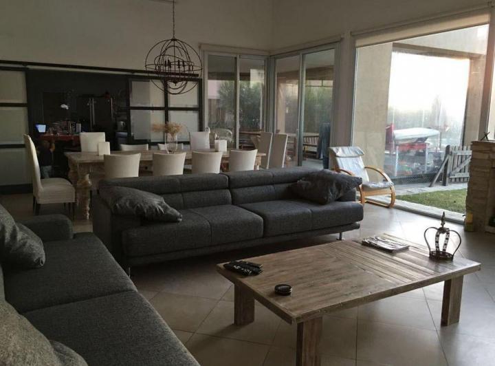 Casa · 380m² · 6 Ambientes · 4 Cocheras