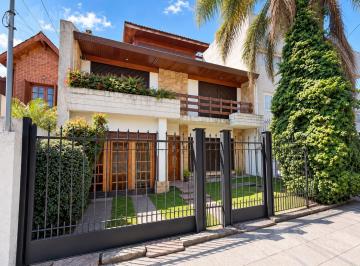 Casa · 400m² · 4 Ambientes · 2 Cocheras · Venta - Casa 4 Ambientes con Parque y Pileta - Ramos Mejía