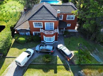 Casa · 340m² · 6 Ambientes · Casa de 6 Ambientes con Pileta en Venta