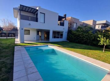 Casa · 230m² · 3 Dormitorios · 2 Cocheras · Casa en Alquiler
