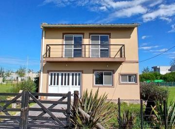 Casa · 120m² · 4 Ambientes · 1 Cochera · Casa de 2 Plantas a La Venta en El Barrio Domselaar Chico, San Vicente, Venta